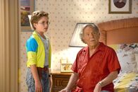 The Goldbergs – L-R: Adam Goldberg (Sean Giambrone), Pops (George Segal).