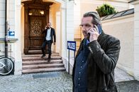 Watzmann ermittelt – Benedikt Beissl (Andreas Giebel, r.) und Jerry Paulsen (Peter Marton, l.) telefonieren vor der Polizeistation.