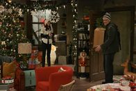 How I Met Your Mother – Heiligabend steht vor der Tür, und Lily (Alyson Hannigan, l.) bereitet alles perfekt für das Fest vor. Doch dann kommt es plötzlich zum Streit zwischen ihr und Ted, woraufhin sie die Deko abnimmt und in ihre Wohnung schleppt. Das wiederum erfreut Marshall (Jason Segel, r.) wenig ...