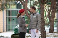 In aller Freundschaft – Maxima Dobenko (Yasmina Djaballah) kommt in die Sachsenklinik, um sich heimlich von ihrem ehemaligen Bundeswehr-Kollegen Dr. Kai Hoffmann (Julian Weigend) untersuchen zu lassen. Sie hatte in den vergangenen Wochen immer wieder Synkopen, will diese aber nicht, wie es vorgeschrieben wäre, vom Truppenarzt untersuchen lassen, weil sie fürchtet, bei einem negativen Befund in den Innendienst versetzt zu werden.