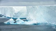 Terra X: Eisige Welten – Riesige Tafeleisberge sind vor der Antarktis gekalbt. Diese werden beim Schmelzen Süßwasser in den Ozean einbringen und damit zum Anstieg des globalen Meeresspiegels beitragen.