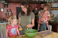 Zu Tisch ... – Joana Fabre und Davide Fabbri kochen mit ihren Kindern gefüllte Zucchiniblüten.