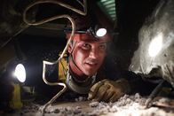 10.5 - Apokalypse – Brad (Dean Cain) geht auf eigene Faust in die Trümmer eines durch den Vulkan Bald Mountain zertörten Haus um einen überlebenden zu bergen. Doch das Haus ist äußerst instabil.