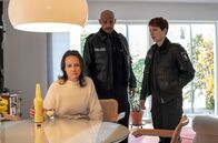 Großstadtrevier – Lukas Petersen (Patrick Abozen, M.) und Nina Sieveking (Wanda Perdelwitz, r.) müssen Dorothee Wiese (Sabine Urban, l.) beibringen, dass ihr Ehemann in einem Domina-Studio gestorben ist.