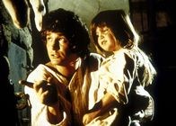 Unsere kleine Farm – Charles (Michael Landon, l.) erzählt Carrie (Lindsay Sidney Greenbush, r.) eine Weihnachtsgeschichte.