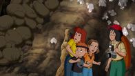 Bibi Blocksberg – Ein Steinschlag hat Barbara, Karla, Lara und Tino den Rückweg versperrt.