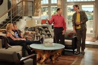 Two and a Half Men – Die Überraschung für Alan (Jon Cryer, 2.v.r.) und Walden (Ashton Kutcher, r.) ist groß, als herauskommt, dass Jake (Angus T. Jones, 2.v.l.) seine 36-jährige Freundin Tammy (Jaime Pressly, l.) in Las Vegas heiraten möchte ...
