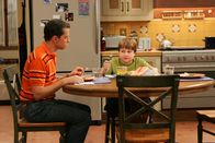 Two and a Half Men – Alan (Jon Cryer, l.) will Jake (Angus T. Jones, r.) lernen, dass er nur Cremetörtchen von einer Klassenkameradin annehmen soll, wenn er sie wirklich mag. Doch Jake kann dem Genuss der Törtchen nicht widerstehen ...
