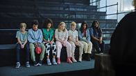 Swang – Ville (Benjamin Willamo), Ronya (Meilinn Dominguez), Lumi (Mai Aalto), Susi (Silmu Ståhlberg) werden von Marjatta gerügt, weil sie etwas Unerlaubtes getan haben.
