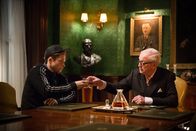 Kingsman: The Secret Service – Nach der Ermordung von Harry macht sich "Eggsy" (Taron Egerton, l.) daran, die Welt zu retten. Sein erster Besuch gilt dem obersten Kingsmen, Arthur (Michael Caine, r.). Sind dessen Motive doch nicht so edel wie vermutet?