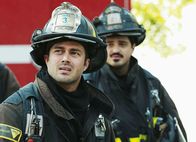 Chicago Fire – Schätzen sie die Lage richtig ein?:Taylor Kinney als Kelly Severide, Yuri Sardarov als Otis (Copyright SRF/NBC Universal)