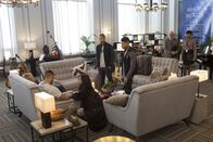 Empire – Nach Andres (Trai Byers, 2.v.l.) Zusammenbruch kommt die ganze Familie zusammen, um ihn zu unterstützen: Rhonda (Kaitlin Doubleday, l.), Cookie (Taraji P. Henson, 3.v.l.), Jamal (Jussie Smollett, M.), Hakeem (Bryshere Y. Gray, 3.v.l.), sowie die Musiktherapeutin Michelle White (Jennifer Hudson, r.) ...