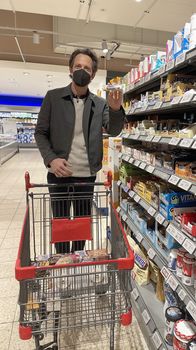 Die Tricks... – Jo Hiller beim Einkaufen von Diätprodukten.