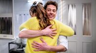 Sturm der Liebe – Kilian (Anthony Paul l.) freut sich über den überraschenden Besuch seiner Nichte Frida (Hannah Werner r.)