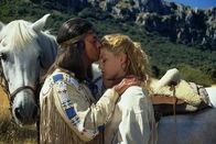 Winnetous Rückkehr – Die Wege von Winnetou (Pierre Brice) und Mary (Candice Daly) trennen sich.
