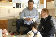 Modern Family – Cameron (Eric Stonestreet, l.) und Mitchell (Jesse Tyler Ferguson) sind mit Lily zu Besuch bei Amelia, deren Sohn in Lilys Kindergarten geht. Doch ihr Besuch ist nicht ganz uneigennützig...