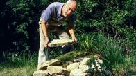 Löwenzahn Classics – Peter (Peter Lustig) baut einen Eidechsenhügel in seinem Garten. Er ist gespannt, wann die ersten Drachenbabys bei ihm einziehen.