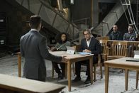 Bull – Ausgerechnet eine der Spiegeljuroren, Laurel Guthrie (Christina Jackson, 2.v.l.), die Frau eines Mannes, den Danny während ihrer Zeit beim FBI wegen Totschlags hinter Gitter gebracht hat, lässt in einem Büro der TAC eine Bombe hochgehen und nimmt Geiseln, um Bull (Michael Weatherly, M.) damit dazu zu zwingen, die Unschuld ihres Mannes zu beweisen.
