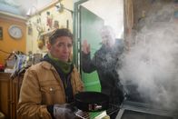 Löwenzahn – Fritz (Guido Hammesfahr. l.) hat den leckeren Apfelkuchen verbrennen lassen. Herr Kluthe (Holger Handtke, r.) glaubt, den Grund dafür zu kennen: Äpfel bringen Unglück. Stimmt das?