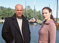 Der Bernsteinfischer – Noch ahnt Marina (Deborah Kaufmann) nicht, dass Jacob alias Tom (Heiner Lauterbach) der Vater ihres Adoptivsohnes ist.