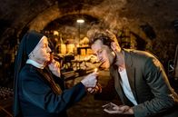 Da hilft nur beten! – Für Schwester Hedi (Christine Schorn, li.) ist Conrad (David Rott) ein Geschenk des Himmels.