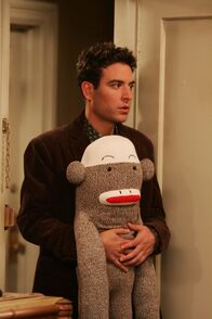 How I Met Your Mother – Ted (Josh Radnor) trägt neuerdings ein Hemd, welches ihm vor Jahren überhaupt nicht gefallen hat. Da entwickelt er obskure Ideen bezüglich seiner Ex-Freundinnen ...