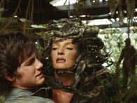 Percy Jackson - Diebe im Olymp – Medusa (Uma Thurman, r.) will unbedingt Percy (Logan Lerman, l.) und seine Freunde ihrem steinernen Panoptikum zuführen ...