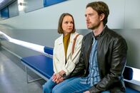 Der Bergdoktor – Anna Bregent (Barbara Prakopenka) steht Elias Jung (Maximilian Klas) bei.