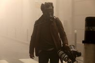 A Breath Away – Mathieu (Romain Duris) gelingt es, zusätzliche Atemschutzmasken für seine Nächsten zu beschaffen.