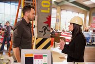 Community – Community Staffel 6 Folge 1 Angeregtes Gespräch: Joel McHale als Jeff Winger, Paget Brewster als Francesca Dart Copyright: SRF/2015 Sony Pictures Television Inc. and Open 4 Business Productions LLC.