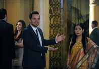 New Girl – Warum organisiert Nick (Jake Johnson, l.) eine falsche Mutter (Mona Sishodia, r.) für die Verlobungsfeier von Schmidt und Cece?