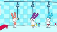 Simon – In freudiger Erwartung bereiten sich Lou (l.), Ferdinand (M.) und Simon (r.) mit einer Dusche auf den Tag im Schwimmbad vor.