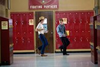 Footloose – Als Ren (Kenny Wormald, r.) beschließt, das Tanzverbot des Stadtrates zu brechen, findet er sofort einen wichtigen Verbündeten in Willard (Miles Teller, l.). Gemeinsam verteilen sie Flugzettel und sammeln Unterschriften ...
