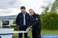 WaPo Bodensee – Jakob Frings (Max König, l.) und Paul Schott (Tim Wilde, r.) sehen sich die gekenterte Segeljolle genauer an.
