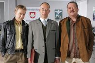 Die Rosenheim-Cops – Kommissar Korbinian Hofer (Joseph Hannesschläger r.), Polizeichef Gert Achtziger (Alexander Duda, M.) und Polizist Michi Mohr (Max Müller, l.) müssen den Mord an einem Antiquitätenhändler aufklären.