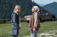 Der Bergdoktor – Schwere Aufgabe für Lisbeth (Monika Baumgartner, r.): Sie soll ihrem Sohn Hans ausrichten, dass er die gemeinsame Tochter Sophia solange nicht sehen wird, bis er Tim als den Mann an Susannes (Natalie O'Hara, l.) Seite akzeptiert.