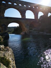 Geniale Bauten der Römer – Mit der Konstruktion der Aquäduktbrücke Pont du Gard schaffen deren römischen Architekten und Ingenieure ein technisches Meisterwerk.