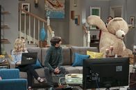 The Big Bang Theory – Während Sheldon, Amy, Leonard und Penny einen Wochenendtrip in eine Waldhütte machen, übertreibt es Raj (Kunal Nayyar, r.) mit seiner Vorfreude auf das Baby und überhäuft Bernadette (Melissa Rauch, l.) und Howard (Simon Helberg, M.) mit Ratschlägen und Geschenken ...