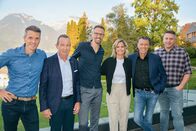 Samschtig-Jass – v.l. Paddy Kälin, Georges Bregy, Marco Streller, Moderatorin Fabienne Gyr, Urs Meier, Jörg Abderhalden 2022