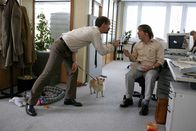 Stromberg – Weil seine alte Tante in der Klinik liegt, nimmt Ernie (Bjarne Mädel, r.) deren Hund Lulu mit ins Büro. Wider Erwarten schließt Stromberg (Christoph Maria Herbst, l.) den kleinen Kerl gleich ins Herz - aber nicht lange ...