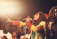 Marley – Bob Marley auf der Bühne, in die Musik versunken