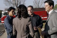 Criminal Minds – (v.l.n.r.) Lt. Ricardo Vega (Anthony Ruivivar); Emily Prentiss (Paget Brewster); Jason Gideon (Mandy Patinkin); Aaron Hotchner (Thomas Gibson)