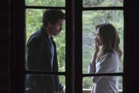 Salvation – Darius (Santiago Cabrera, l.) muss seiner alten Freundin Theresa (Autumn Reeser, r.) erzählen, dass ihr Bruder tot ist, während Harris ein anderes Land davon überzeugen muss, mit ihnen zusammenzuarbeiten, ohne sie in die wahren Pläne einzuweihen ...