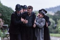 Father Brown – Sid Carter (Alex Price, M.) wird nach dem Tod des Anwalts schnell von Inspector Mallory (Jack Deam, r.) und seinen Männern festgenommen. Der Sohn des Gastgebers will gesehen haben, wie Sid den Anwalt ermordet hat.