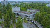 Lost Places – Bildunterschrift: Der Marx-Generator im russischen Istra sticht verlassen aus der bewaldeten Landschaft hervor.