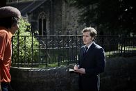 Der junge Inspektor Morse – Nach dem Mord an einem Priester befragt Inspektor Morse (Shaun Evans, r.) den Fensterputzer Lee Timothy (Schadrach Agozino, l.) des Opfers. Da dieser direkt neben dem Tatort arbeitet, findet Morse ihn verdächtig.