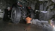 Ice Road Rescue - Extremrettung in Norwegen – Oerjan arbeitet daran, seine Winde an der Rückseite des Traktors zu befestigen. (National Geographic für Disney)