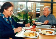 In aller Freundschaft – Charlotte (Ursula Karusseit) und ihr Mann Friedrich (Fred Delmare) sind vom Kantinenessen entsetzt. Plötzlich hat Charlotte eine Idee...