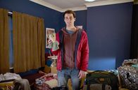 Mum – Jason (Sam Swainsbury) ist sogar bereit, seine alten Kuscheltiere vor dem Umzug wegzuschmeißen.