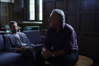 The Lazarus Project – Der Preis, den Father Ezra (Bob Gunton, r.) für die Verlängerung des Lebens von Ben (Paul Walker, l.) verlangt, ist nicht das, was der zum Tode Verurteilte bereit ist zu zahlen ...